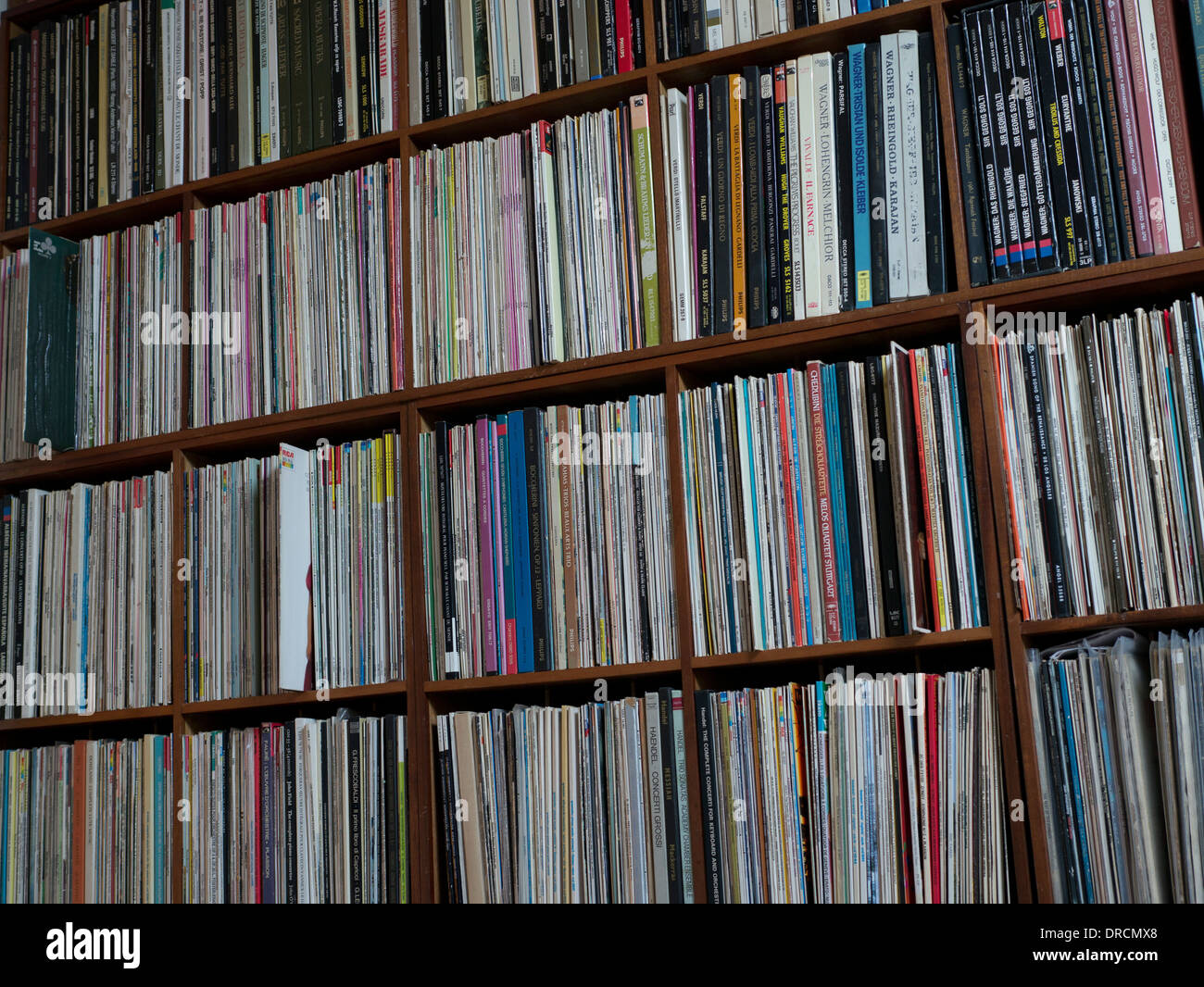 Eine große Sammlung von Schallplatten. Analoge Quellen werden zunehmend beliebte Alternative zu digitalen Geräten wie CDs Stockfoto
