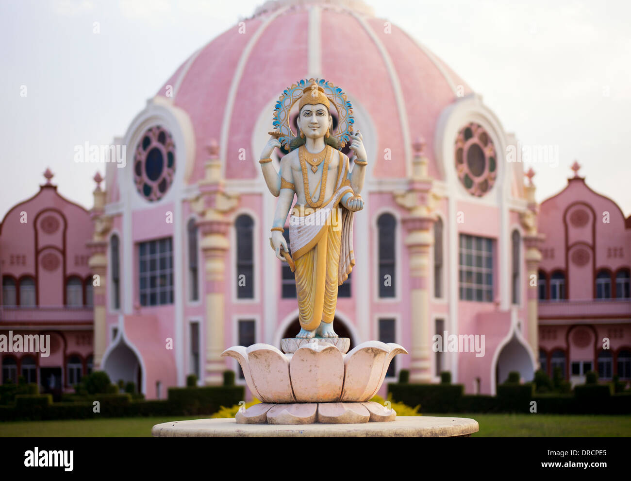 Dhanvantari Statue außerhalb des Krankenhauses Sathya Sai Baba Super Spezialität. Puttaparthi, Andhra Pradesh, Indien Stockfoto
