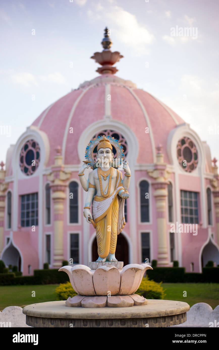 Dhanvantari Statue außerhalb des Krankenhauses Sathya Sai Baba Super Spezialität. Puttaparthi, Andhra Pradesh, Indien Stockfoto