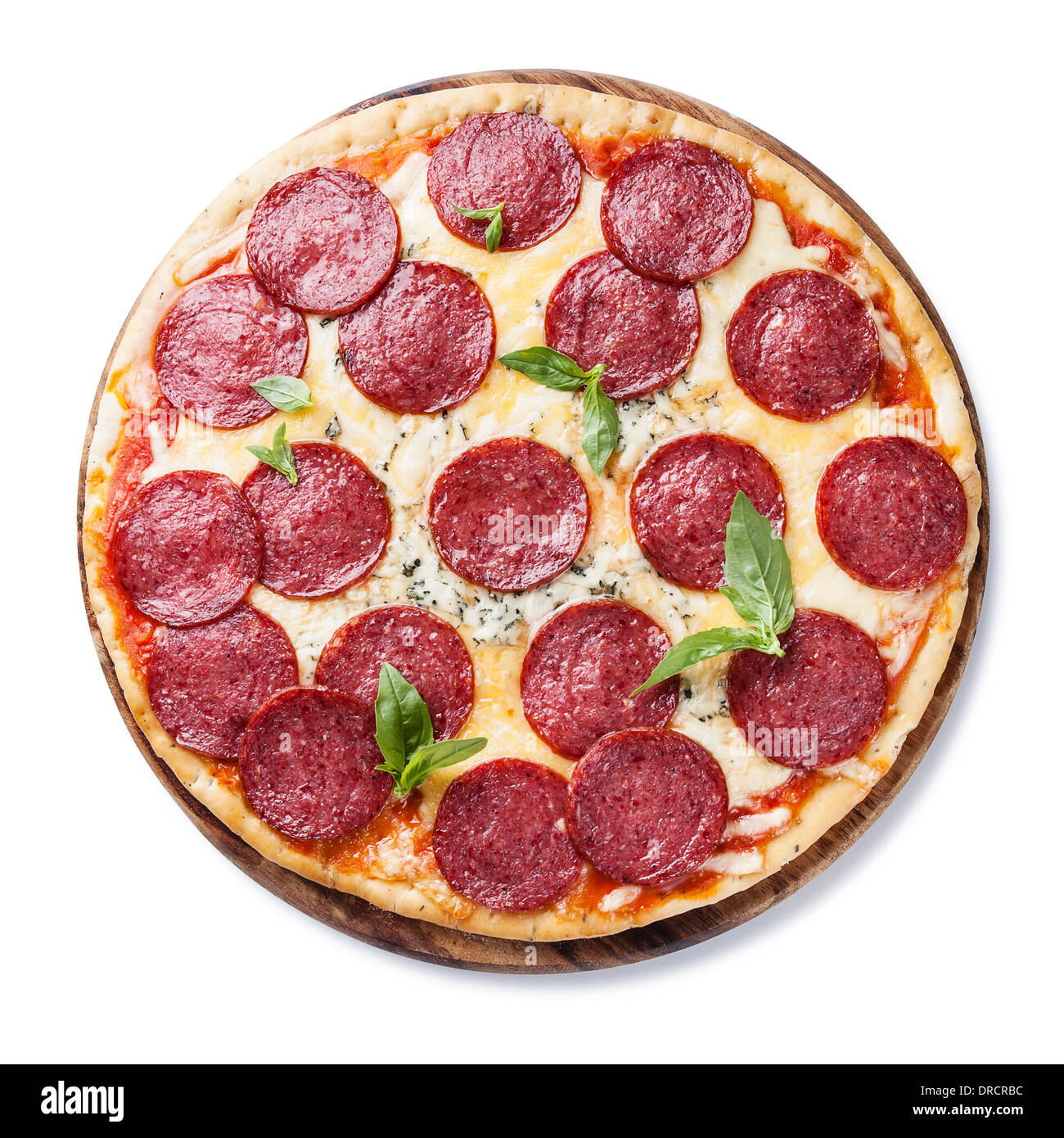 Peperoni-Pizza mit Basilikum Blätter isolierten auf weißen Hintergrund Stockfoto