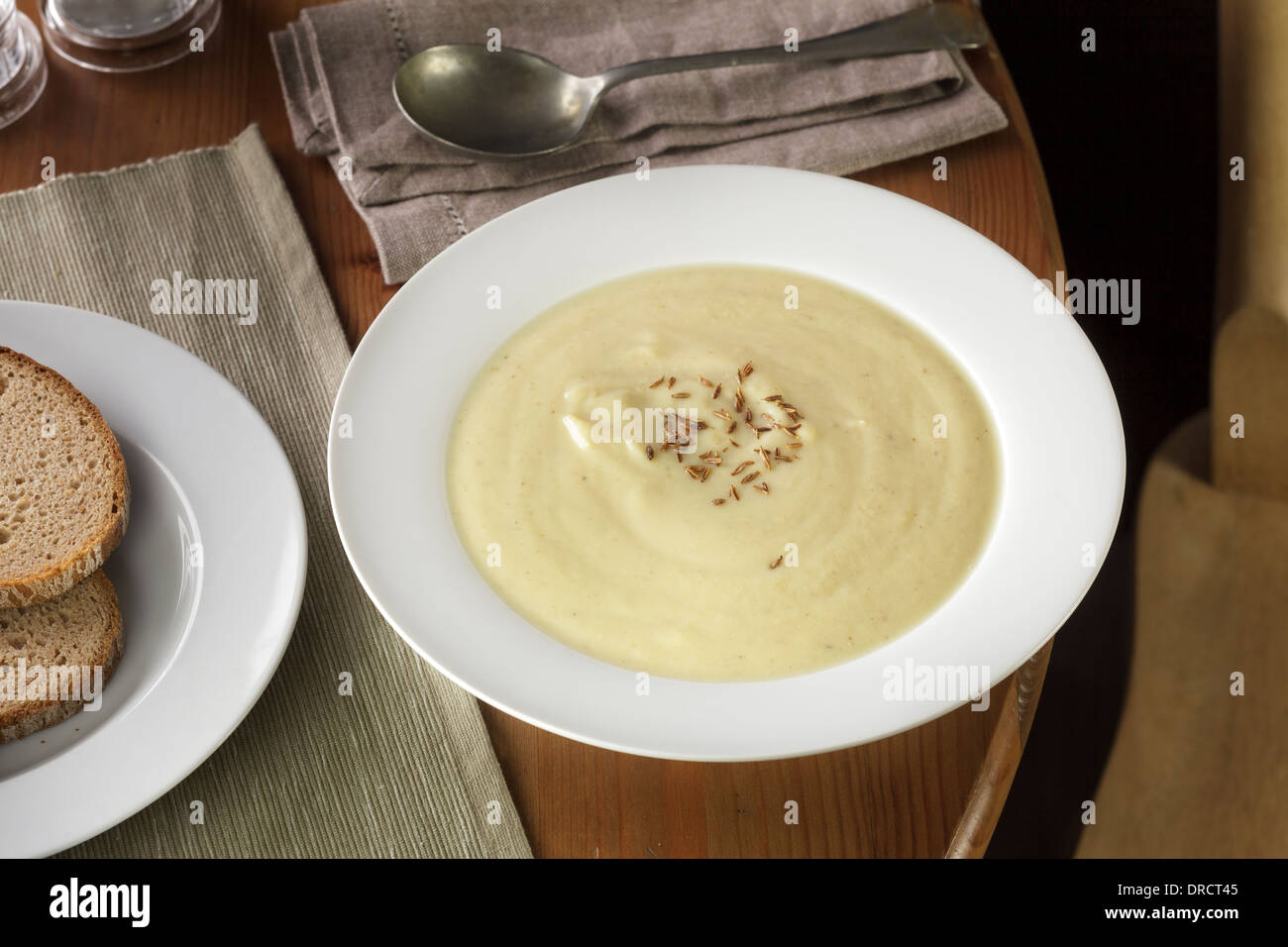 Würziges Blumenkohl-Suppe mit geröstetem Kümmel Stockfoto