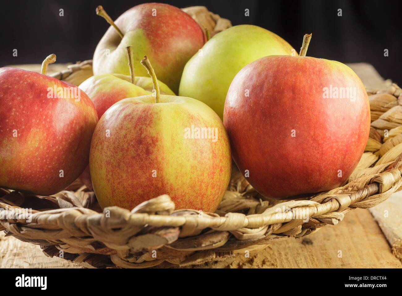 Äpfel im Korb Stockfoto