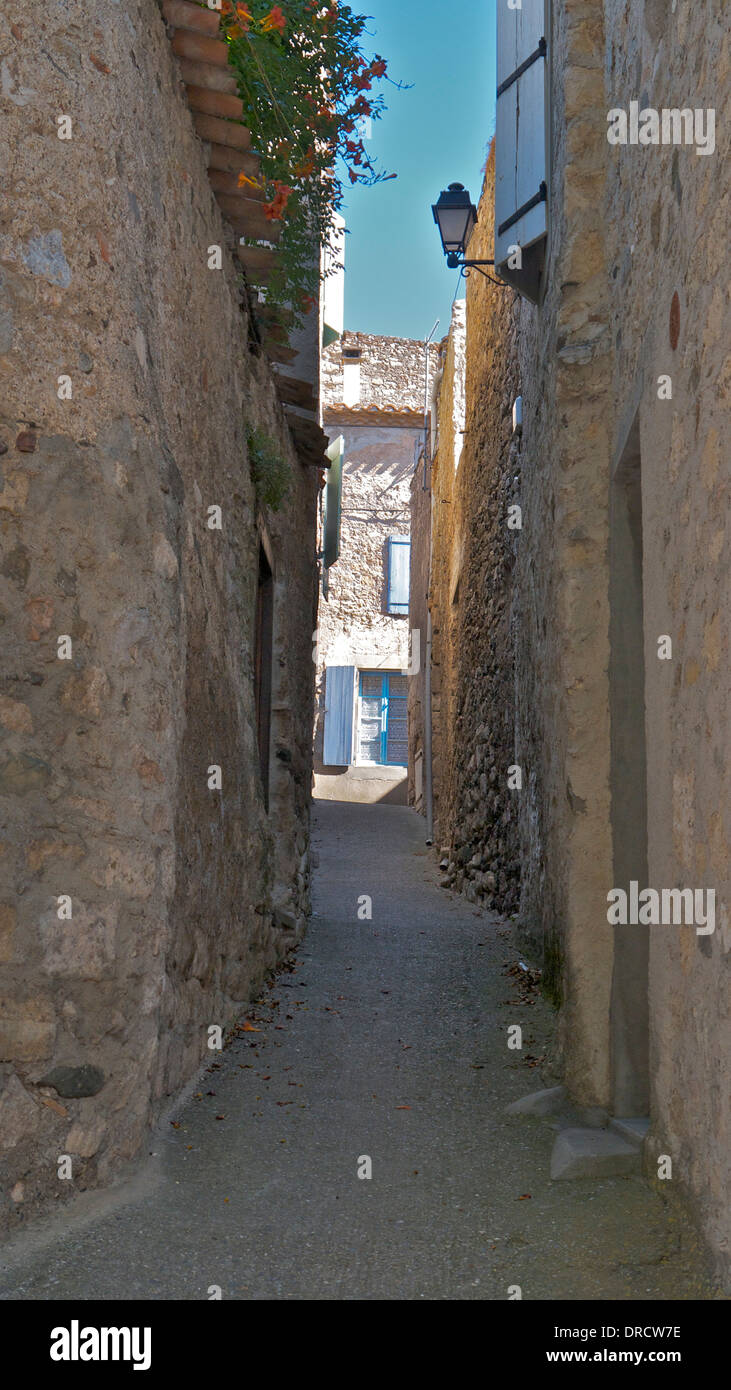 Schmale Straße in der historischen Stadt von Caunes-Minervois Südfrankreich, Stockfoto