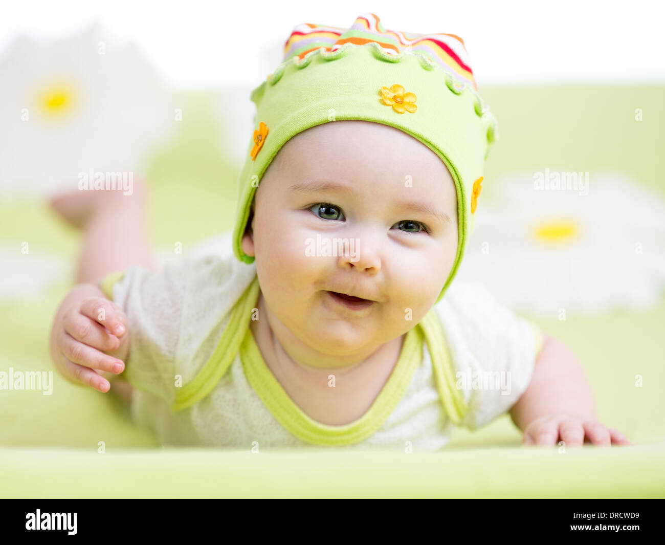 Smiling Baby Baby liegend auf grün Stockfoto