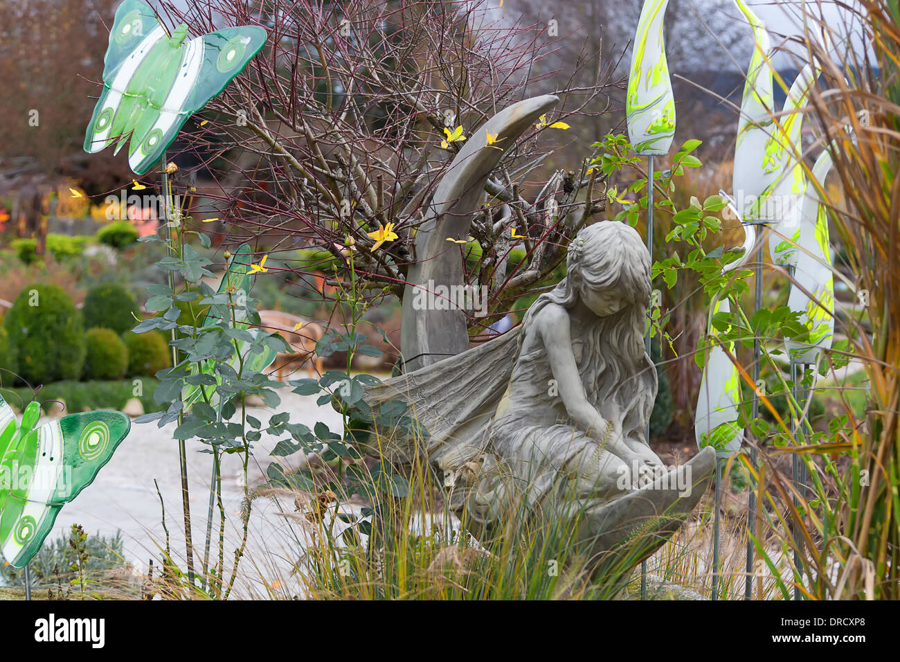 Engelsstatue mit Flügeln im bunten Garten Stockfoto