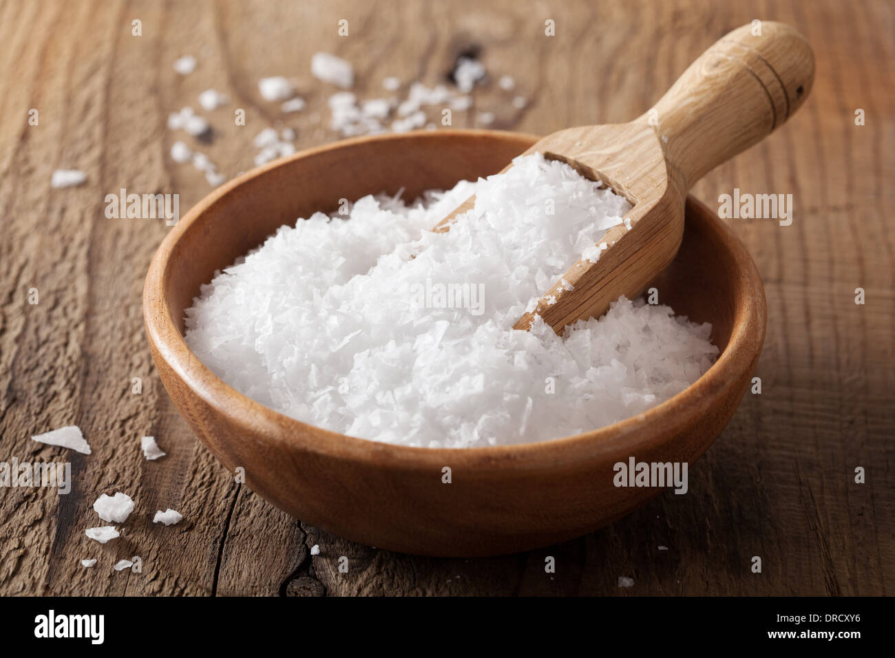 Meersalz in Houten und Schaufel Stockfoto