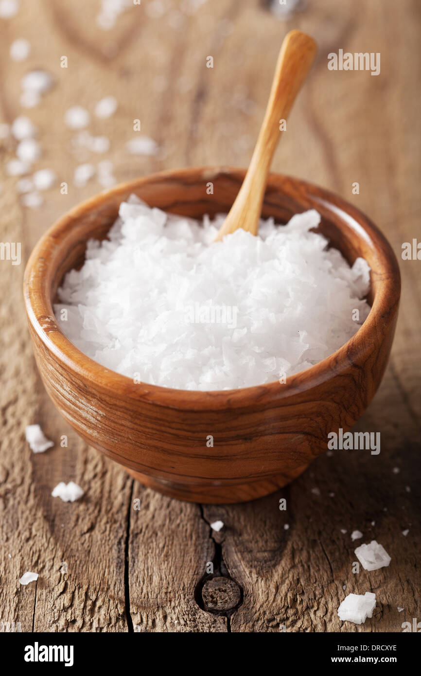 Meersalz in hölzerne Schüssel und Löffel Stockfoto