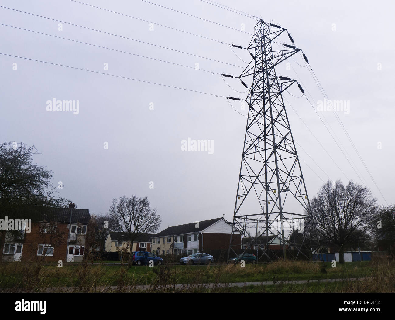 Ein Strommast in unmittelbarer Nähe zu den Häusern der Menschen. Stockfoto