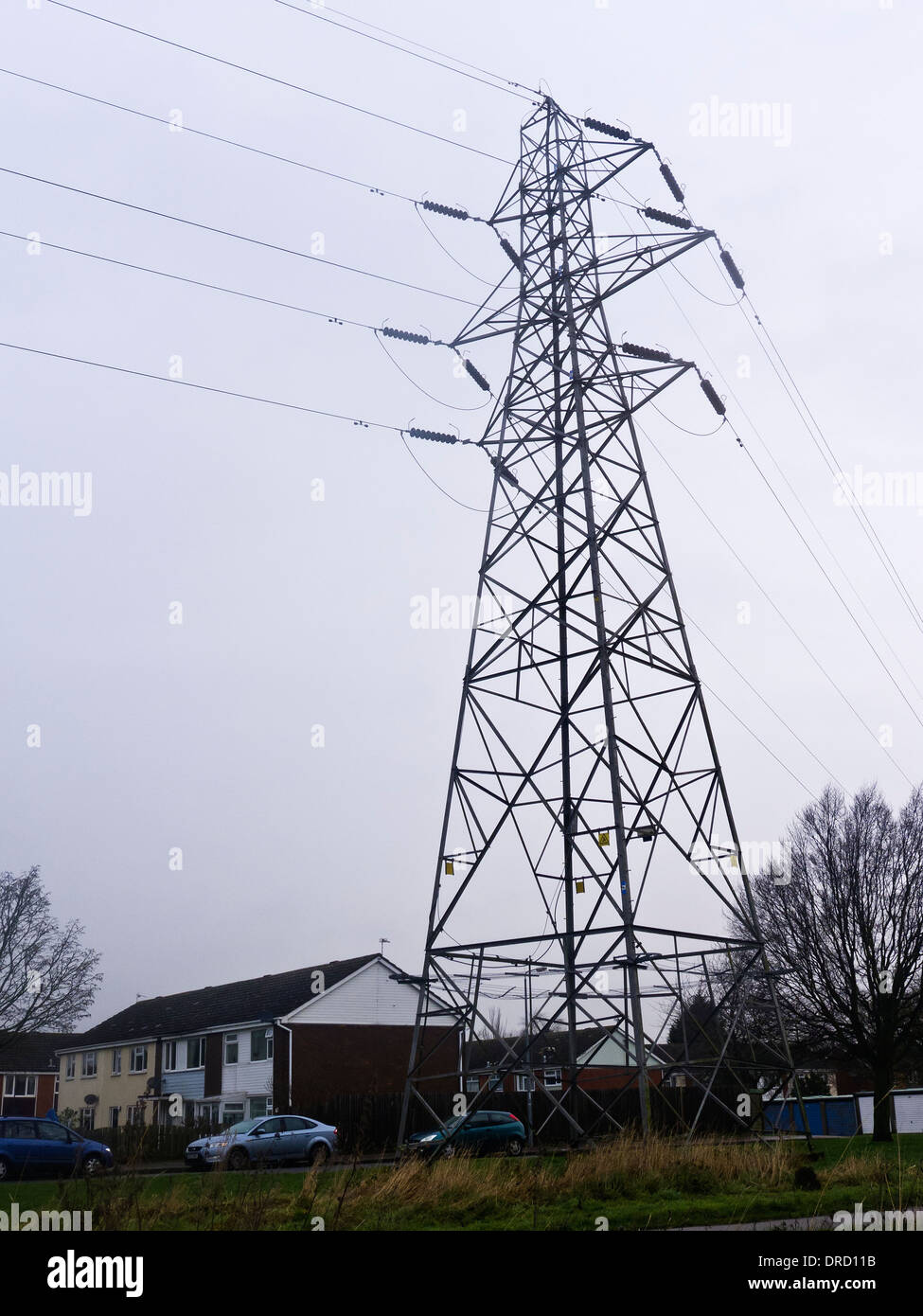 Ein Strommast in unmittelbarer Nähe zu den Häusern der Menschen. Stockfoto