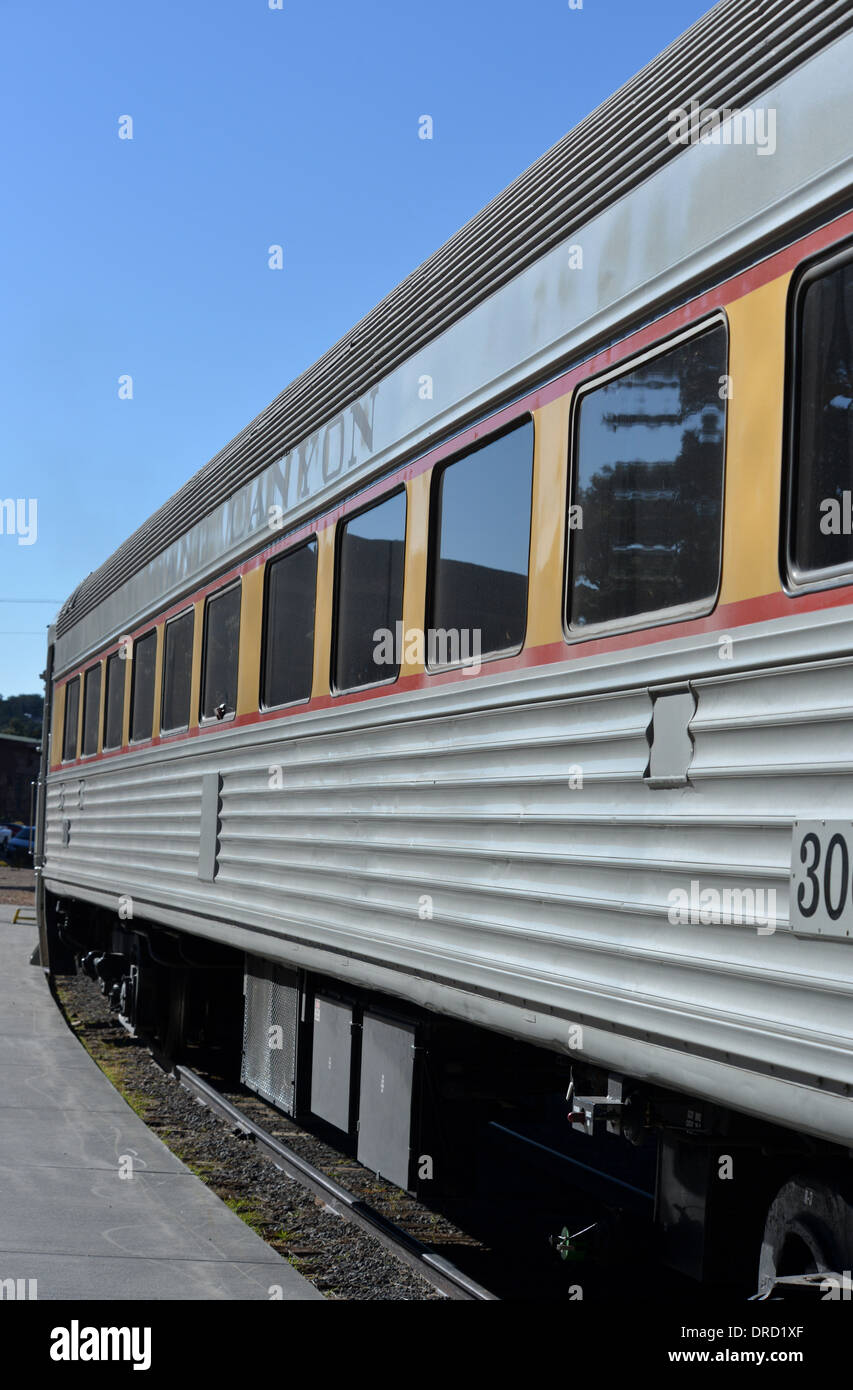 Trainer der Grand Canyon Railway warten an der Haltestelle Canyon zu trainieren. Stockfoto