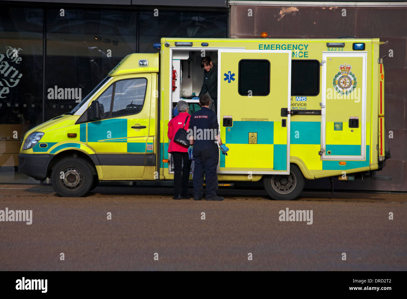 Notarztwagen NHS Ambulanzdienst parkte in Portsmouth, Hampshire Großbritannien im Januar Stockfoto
