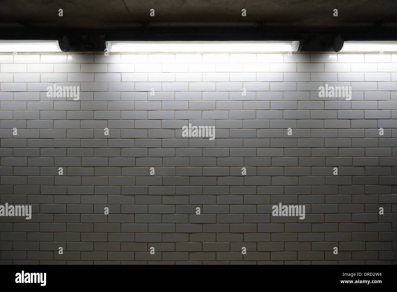 glasierten Ziegeln mit Lichtern, den Schattenwurf von oben Grunge und schmutzig aussehen Stockfoto