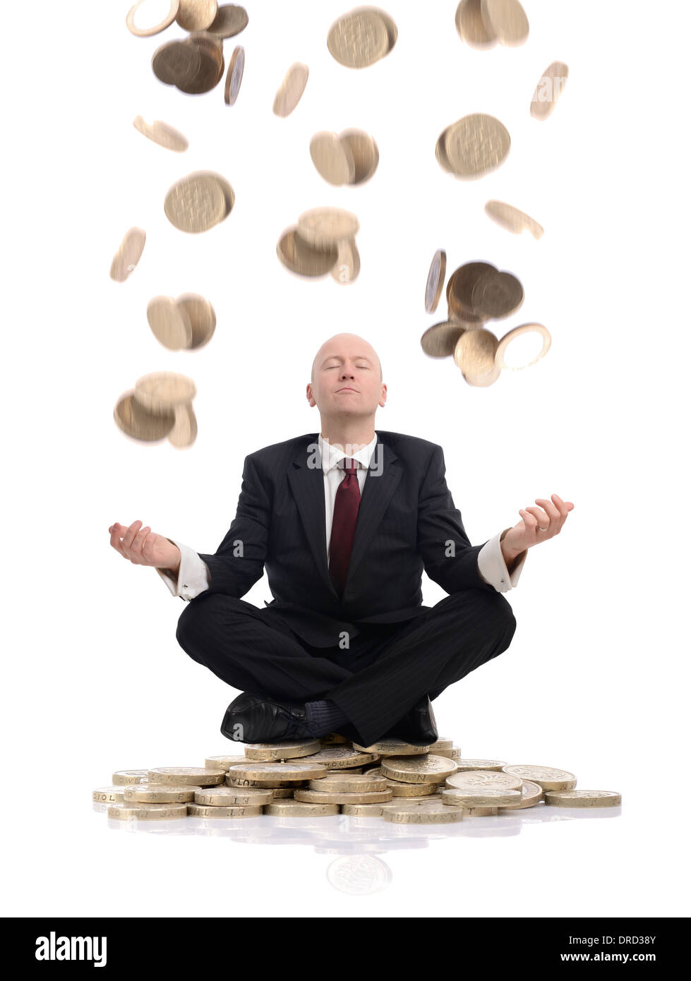 das Sparschwein plündern, für einen regnerischen Tag isoliert auf weiss Stockfoto