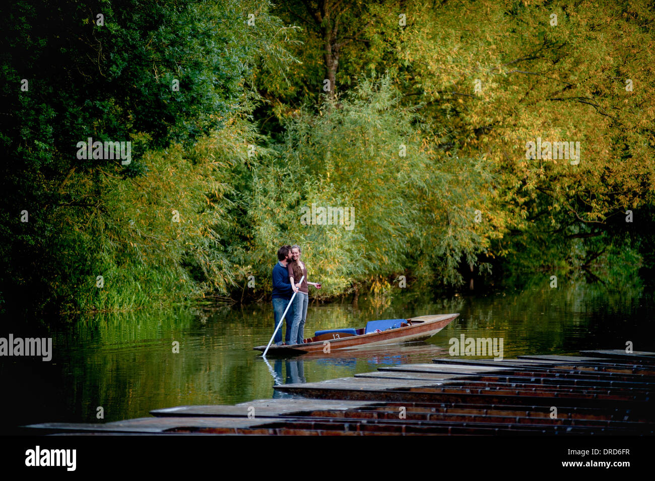 Romantisches Paar Stechkahn fahren entlang dem Fluss Cherwell in Oxford Stockfoto