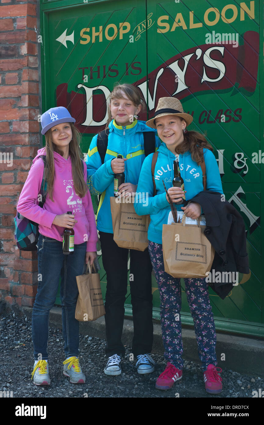 Gruppe von jungen Touristen in Beamish Freilichtmuseum, County Durham, England, UK, Europa Stockfoto