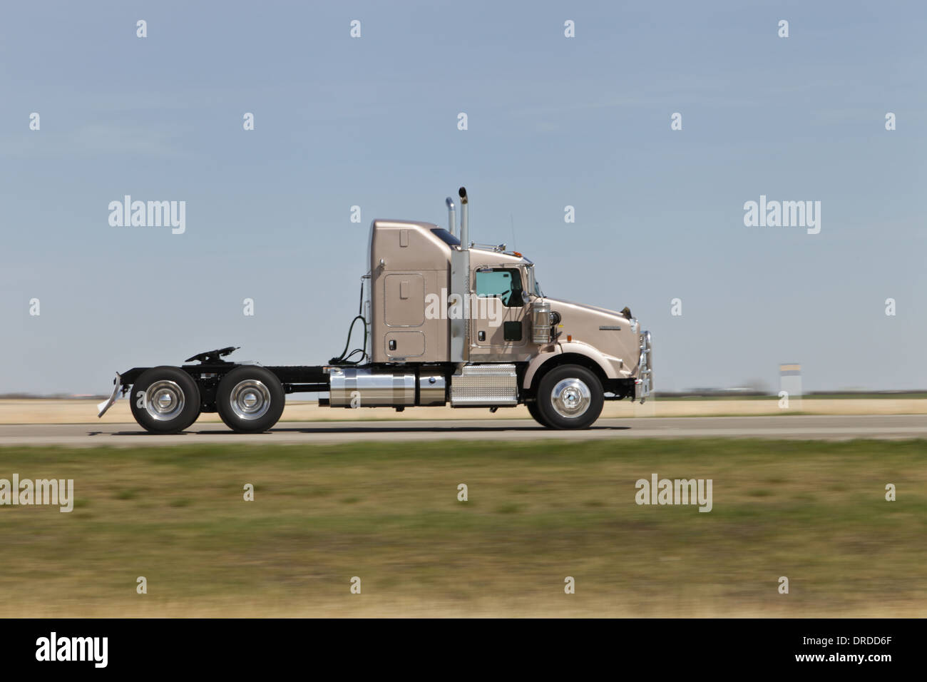 Sattelschlepper auf der Autobahn mit Motion blur der Hintergrund. Einzigen Traktor Überschrift links nach rechts ohne Anhänger Stockfoto