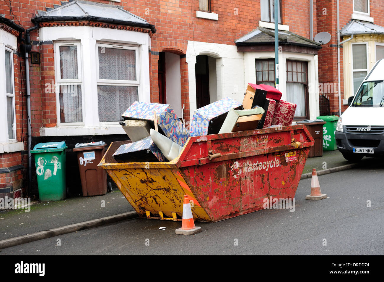 Bauherren Skip außen terrassenförmig Gehäuse, UK. Stockfoto