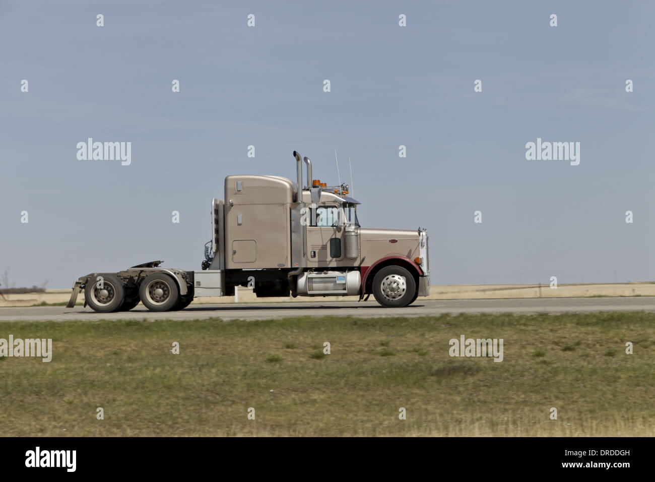 Sattelschlepper auf der Autobahn mit Motion blur der Hintergrund. Einzigen Traktor Überschrift links nach rechts ohne Anhänger Stockfoto