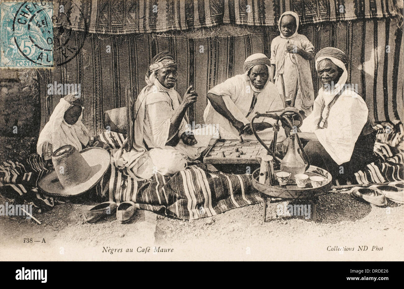 Schwarze Afrikaner im maurischen Cafe Stockfoto