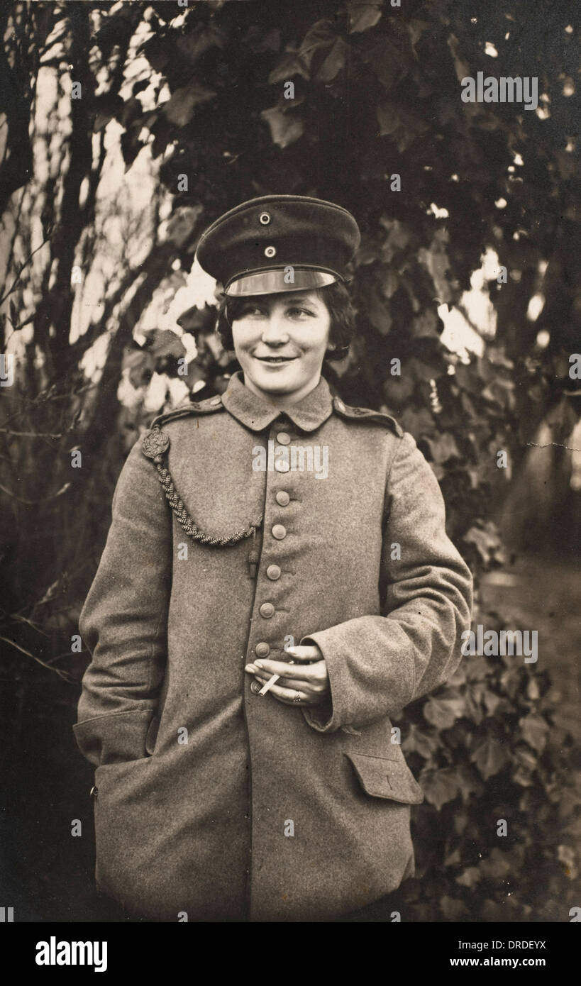 WWI - deutsche Dame, die eine Uniform tragen Stockfoto