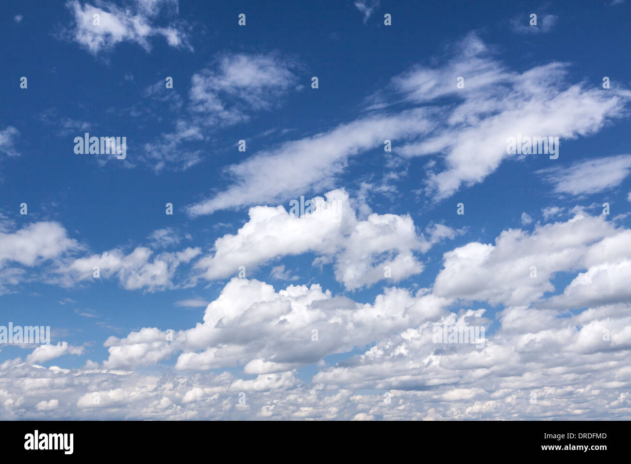 Blauen Sommerhimmel mit weißen Wolken Stockfoto