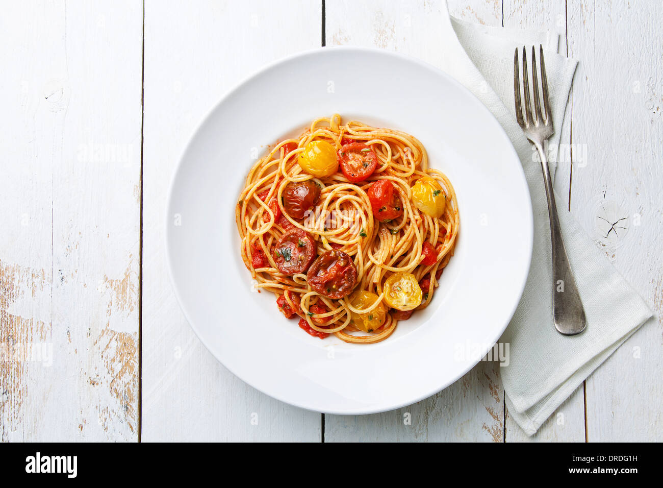 Spaghetti mit Tomatensauce auf weißem Holz Hintergrund Stockfoto