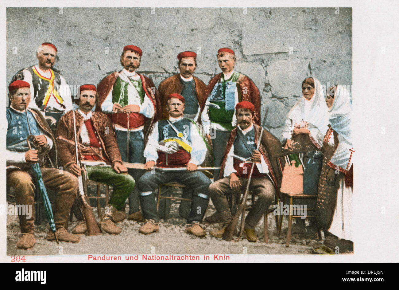 Knin, Kroatien - Soldaten und Männer in Tracht Stockfoto
