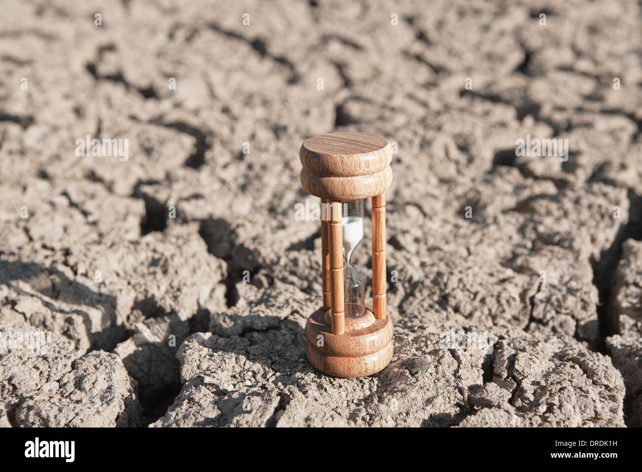 Trockenen Bodentextur ein unfruchtbares Land mit Sand-Glas Stockfoto