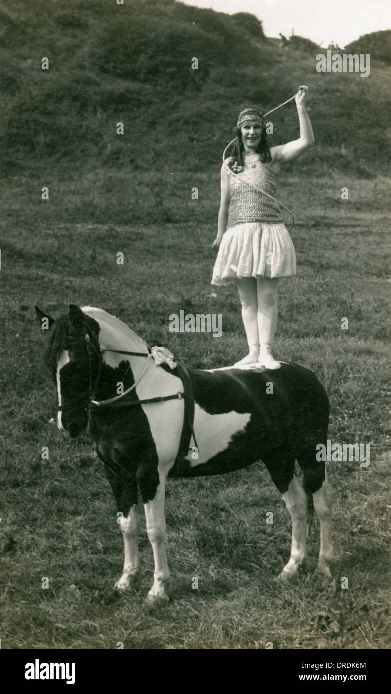 Acrobat Sangers Zirkus stehend auf einem Pferd Stockfoto