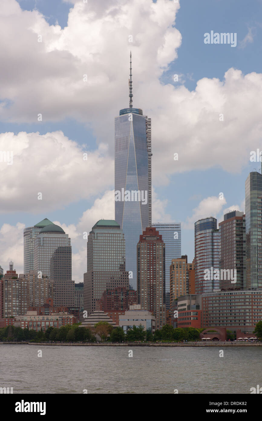 Der Freedom Tower (One World Trade Center) steigt in Battery Park City und den Hudson River in New York City. Stockfoto