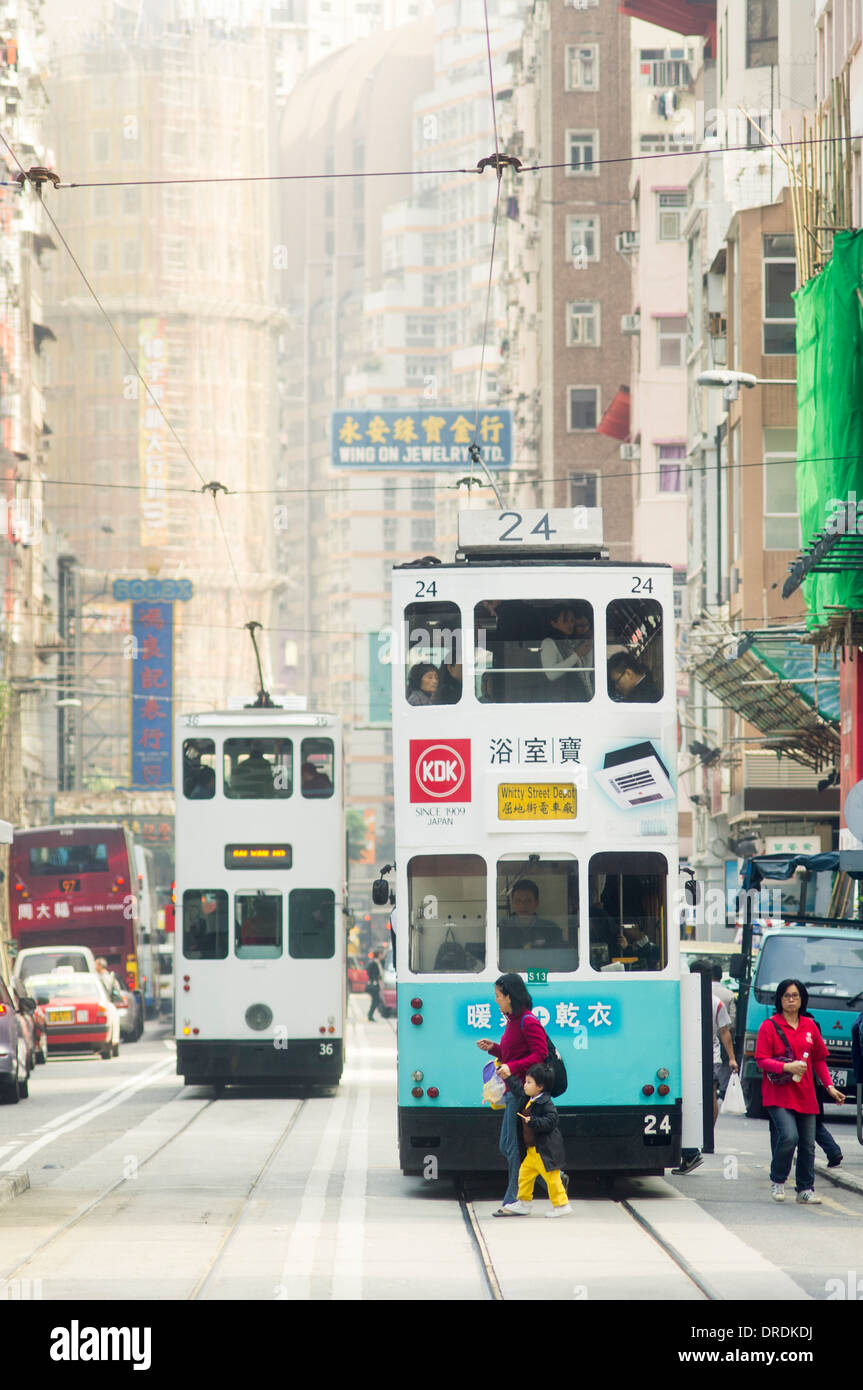 Straßenbahn in Hongkong Street, und besiedelten Street vorbei Stockfoto