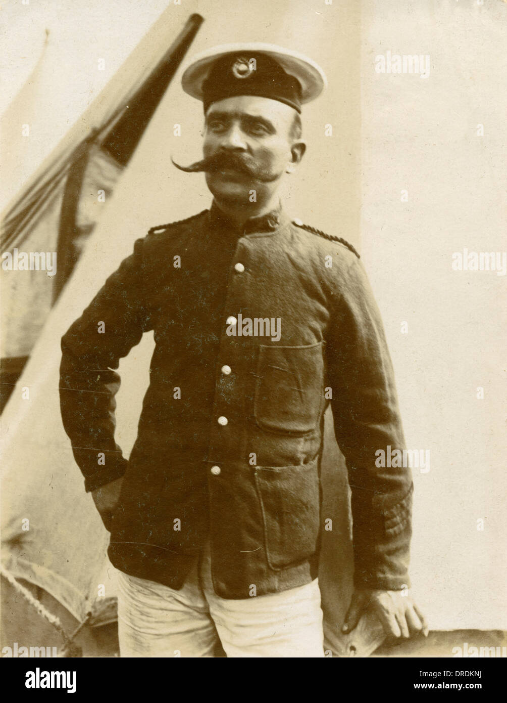 Mann in Uniform mit Schnurrbart Stockfoto