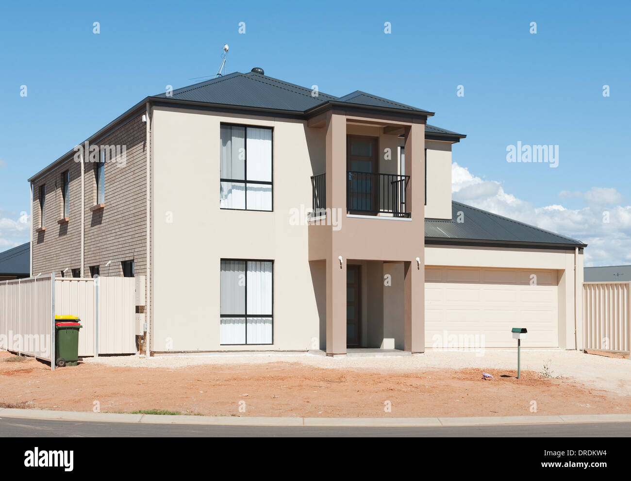 Typische Fassade eines modernen und neuen australischen Hauses am Mittag Stockfoto