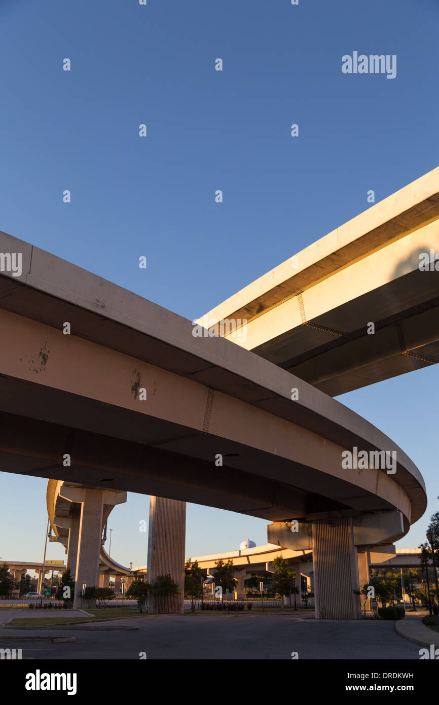 Überführungen von Interstate 110 bei in Pensacola, Florida bilden ein Muster gegen den blauen Himmel Stockfoto
