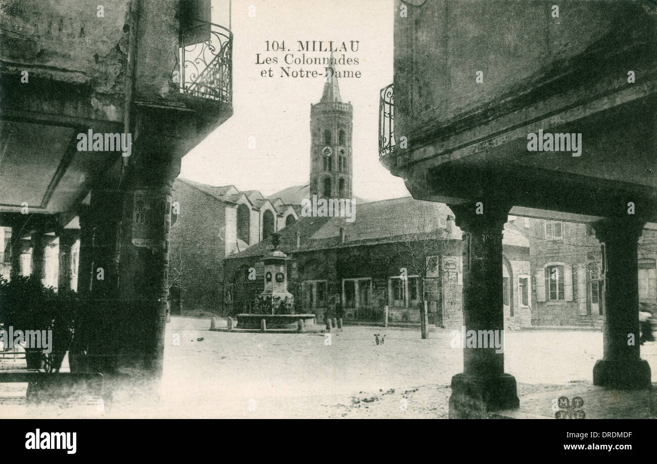 Arkaden und Kirche Notre-Dame in Millau Stockfoto