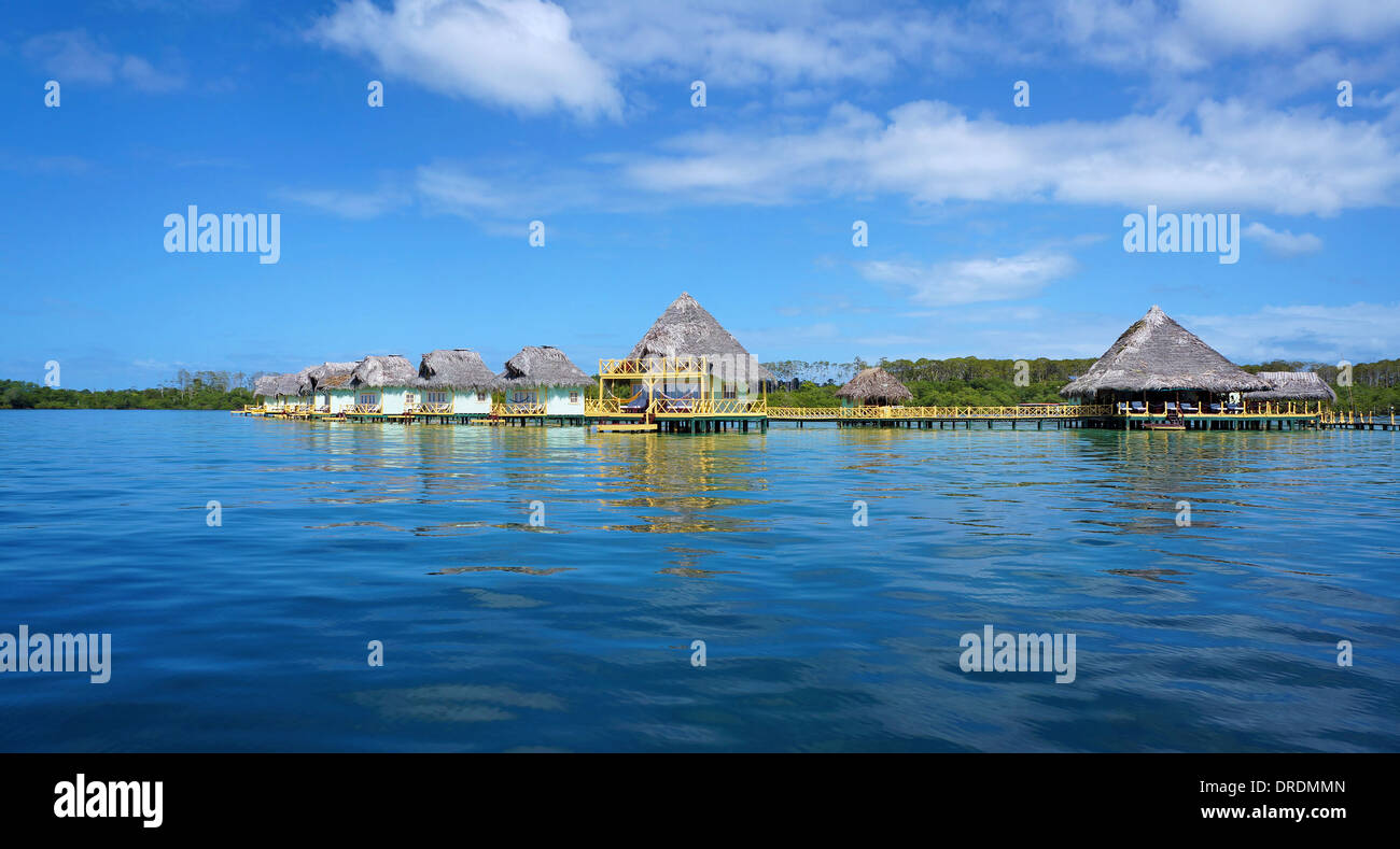 Panoramablick über einem tropischen Resort mit strohgedeckten Bungalows über das Meer, Doppelpunkt-Insel, Karibik, Bocas del Toro, Panama Stockfoto