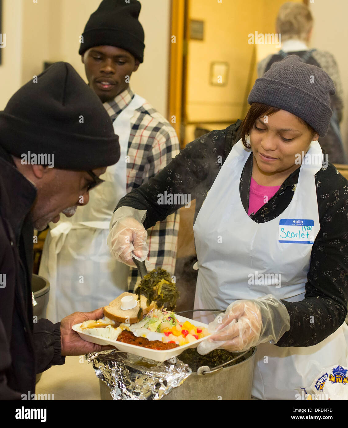 Detroit, Michigan - Freiwilligen dienen eine Mahlzeit, die Obdachlosen und einkommensschwachen Personen Stockfoto