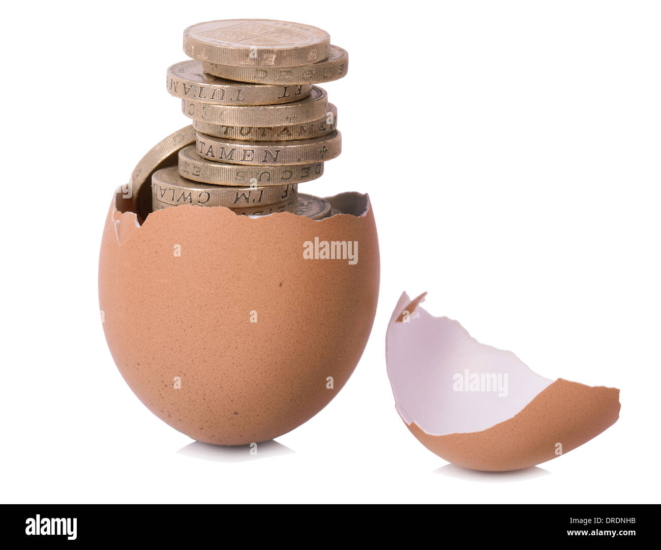 neues Geld wächst aus einem neuen ausgebrüteten Ei isoliert auf weißem Hintergrund Stockfoto