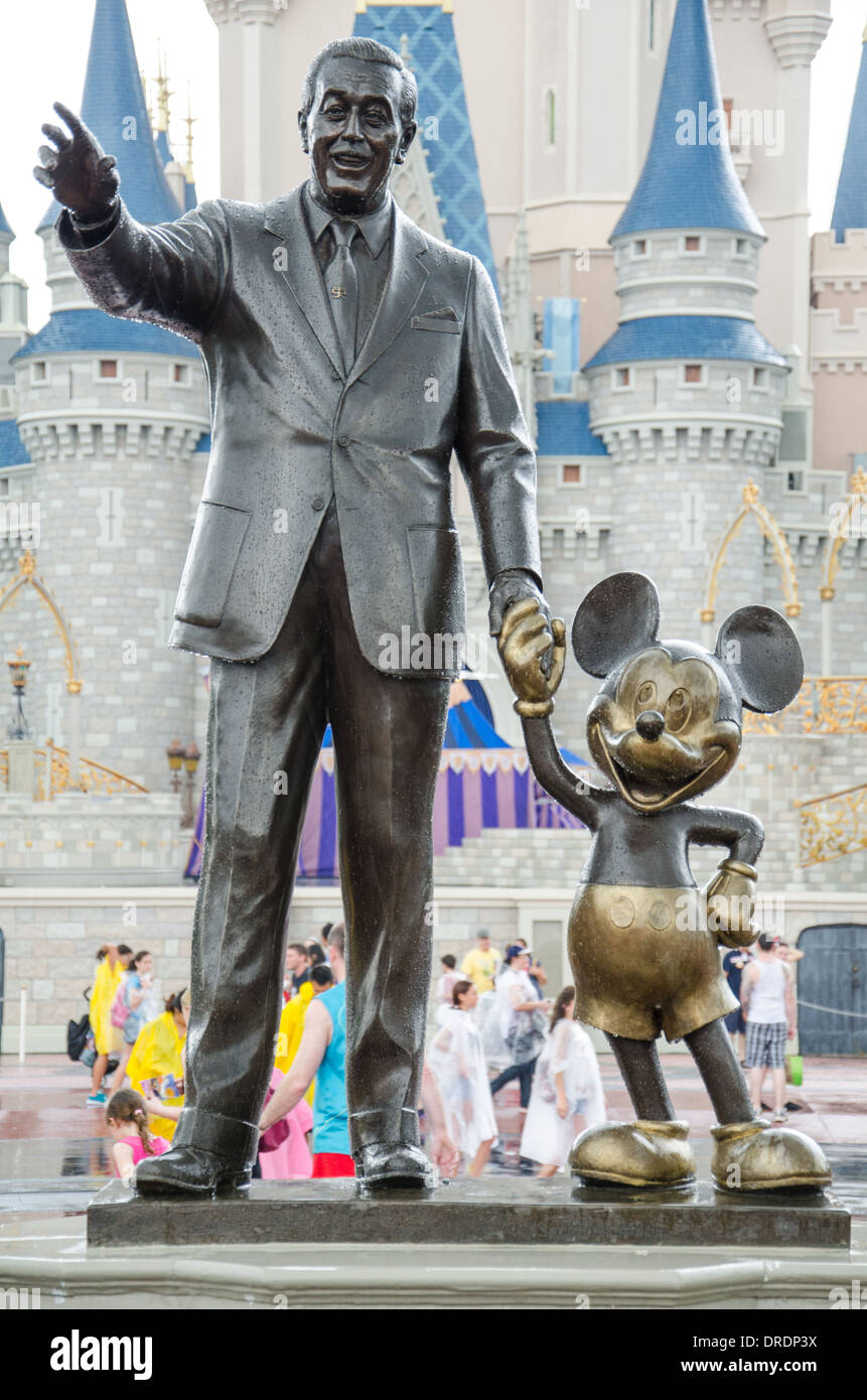 Statue von Walt Disney und Mickey Mouse vor dem Schloss in Magic Kingdom im Walt Disney World, Orlando, Florida. Stockfoto