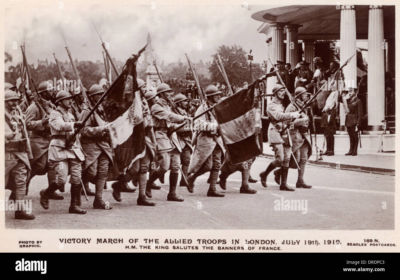 König begrüßt französische Soldaten - 1919 Siegesparade Stockfoto