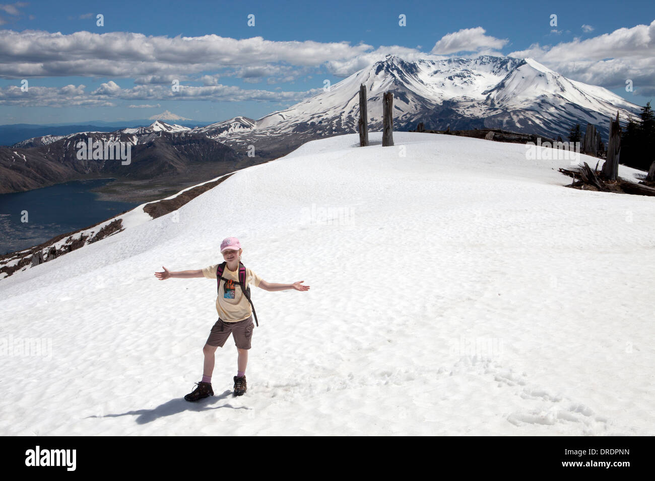 Ein junges Mädchen genießt eine Vorsaison-Wanderung am Mount St. Helens National Volcanic Monument, Washington, USA. Stockfoto