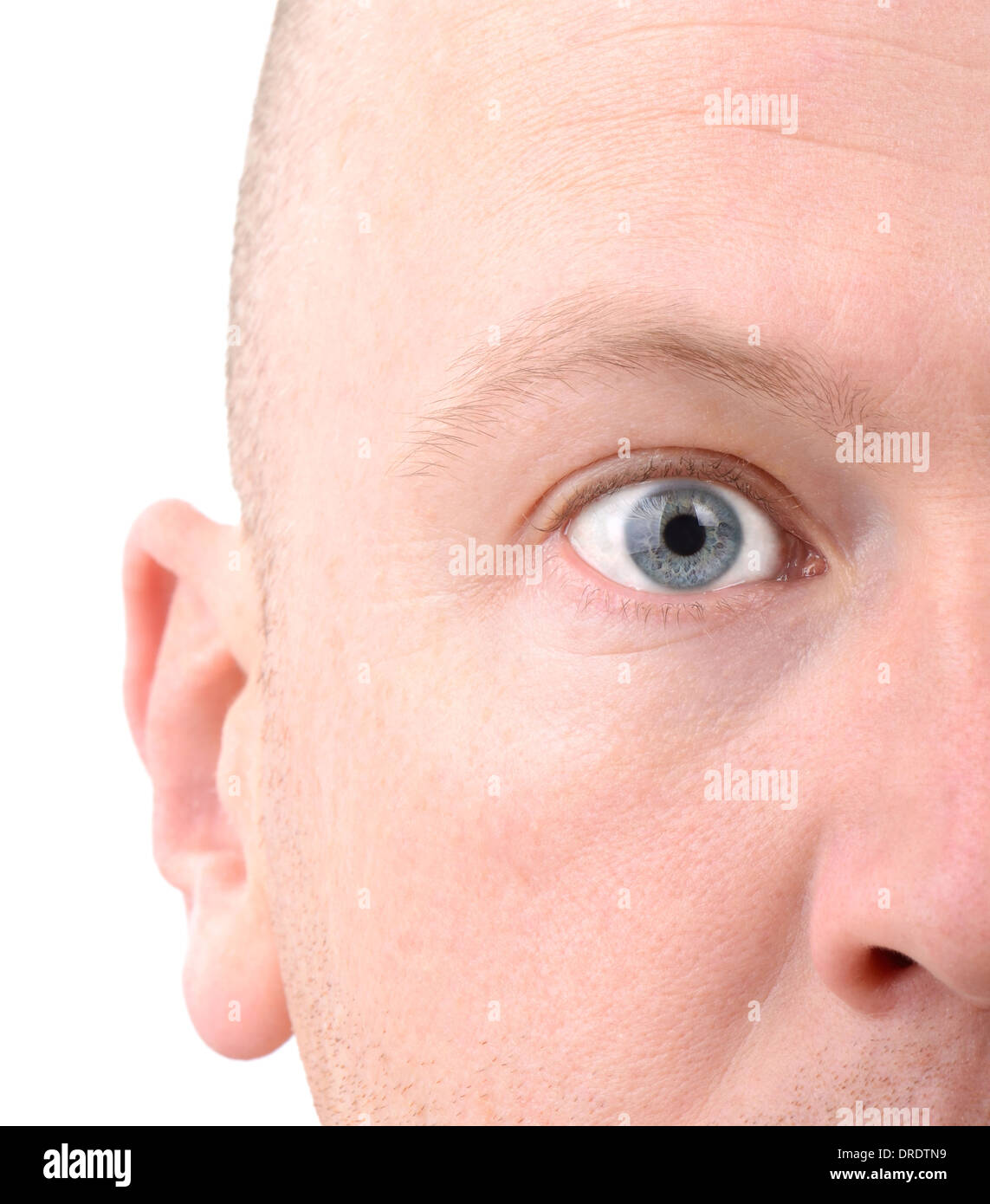 Eine Extreme Nahaufnahme Gesicht eines Mannes konzentriert sich auf das Auge und isoliert auf weißem Hintergrund Stockfoto