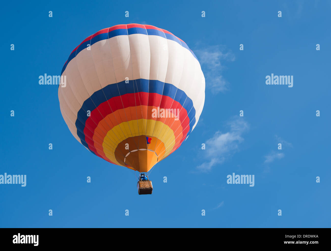 Bunte Ballons in den bewölkten Himmel Stockfoto