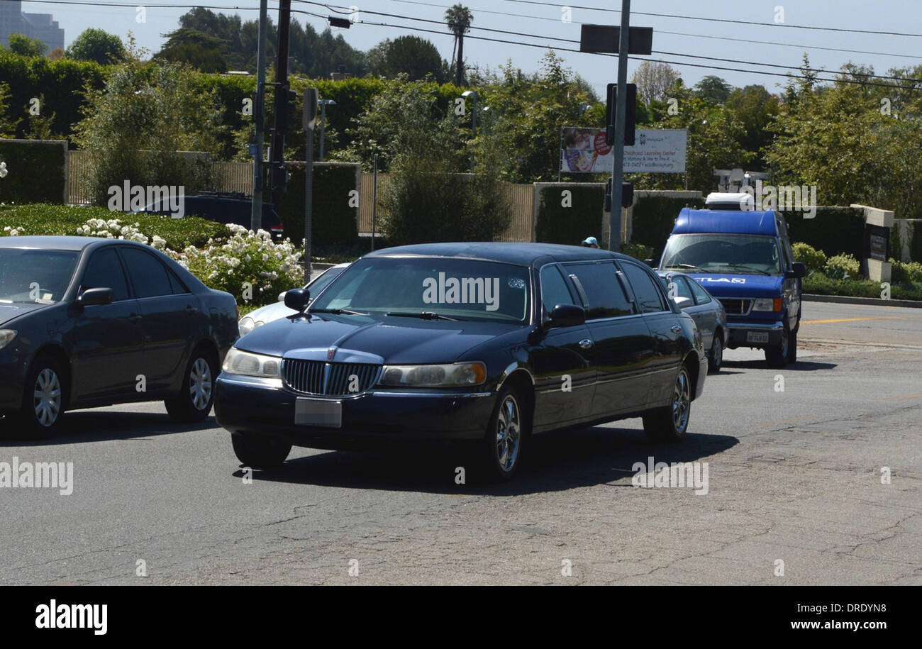 Autos kommen bei der Beerdigung von Sage Stallone an St. Martin von