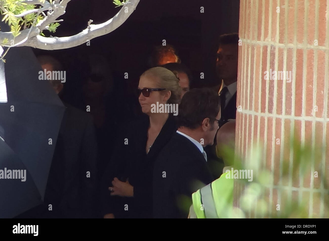 Frank Stallone und Trauergäste verlassen die Beerdigung von Sage