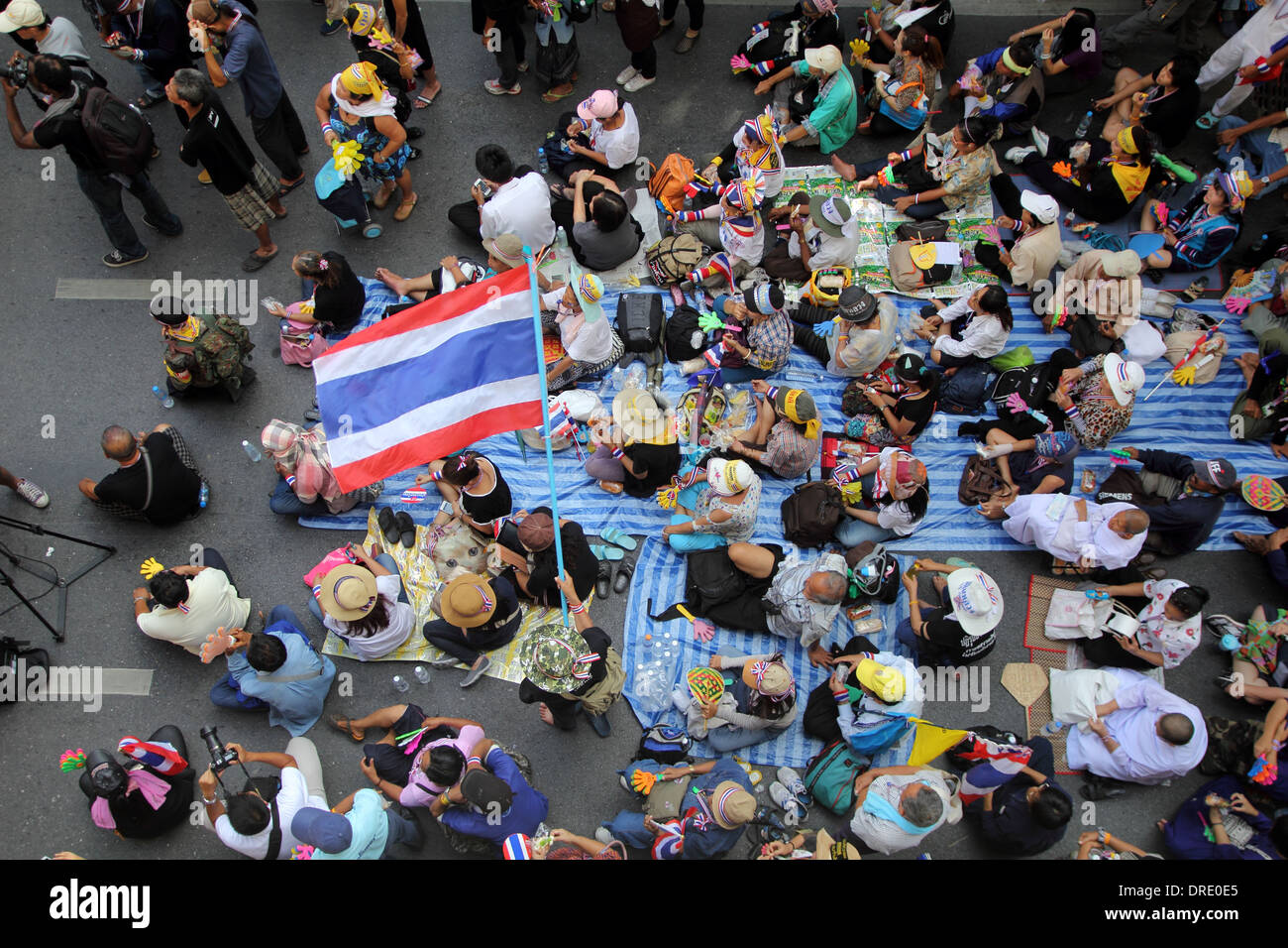 Anti-Regierungs-Demonstranten während einer Kundgebung vor der Royal Thai Police in Bangkok. Stockfoto