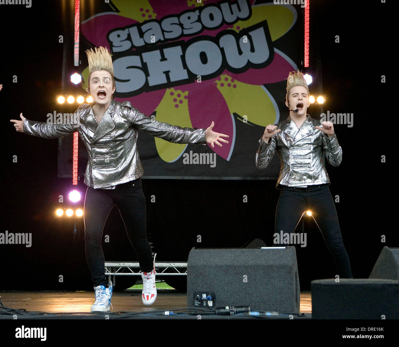 Jedward, die live auf der Show von Glasgow Glasgow Green Glasgow, Schottland - 22.07.12 Stockfoto