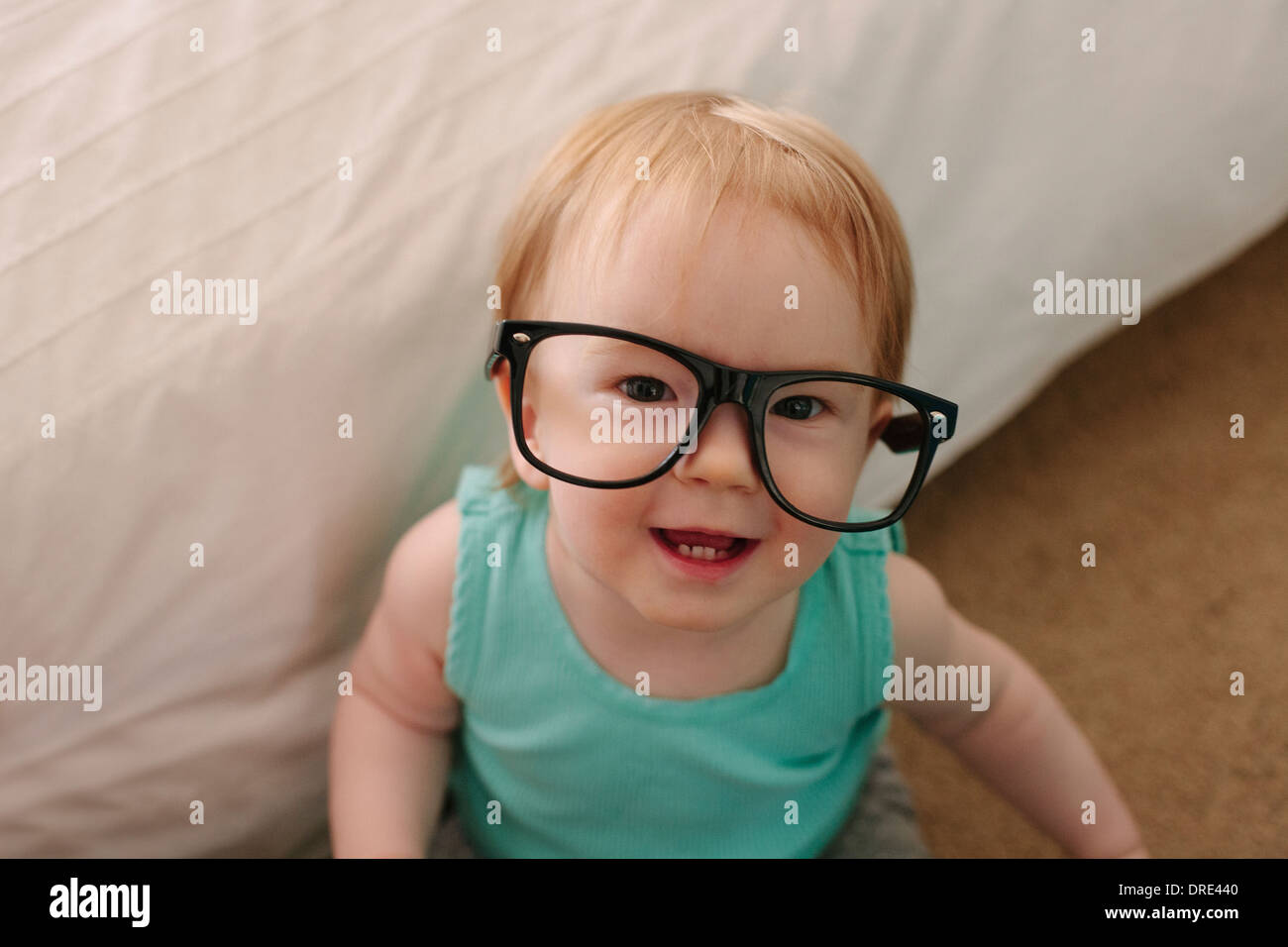 Kleinkind mit Brille Stockfoto