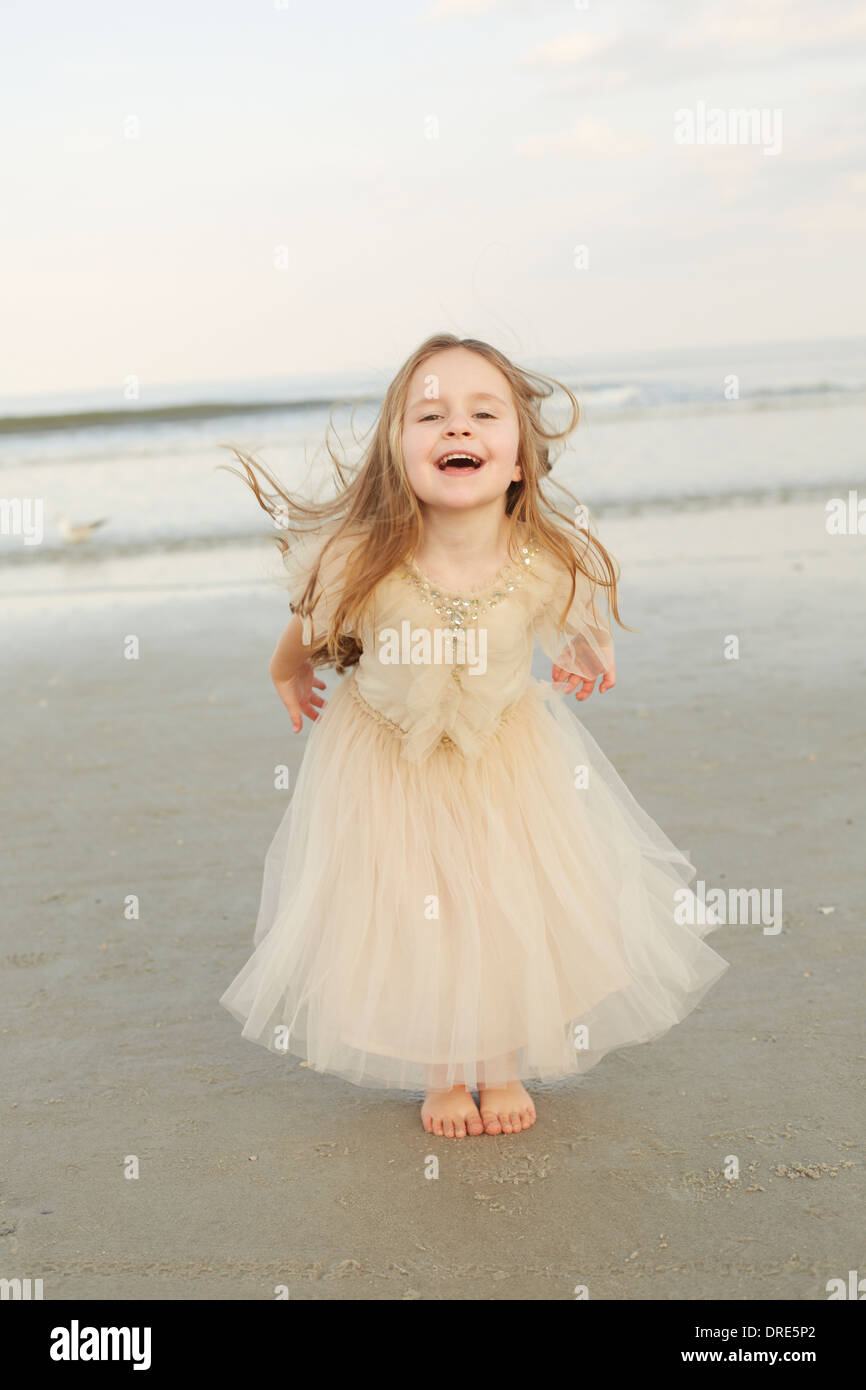Mädchen in Prinzessin Kleid am Strand Stockfoto