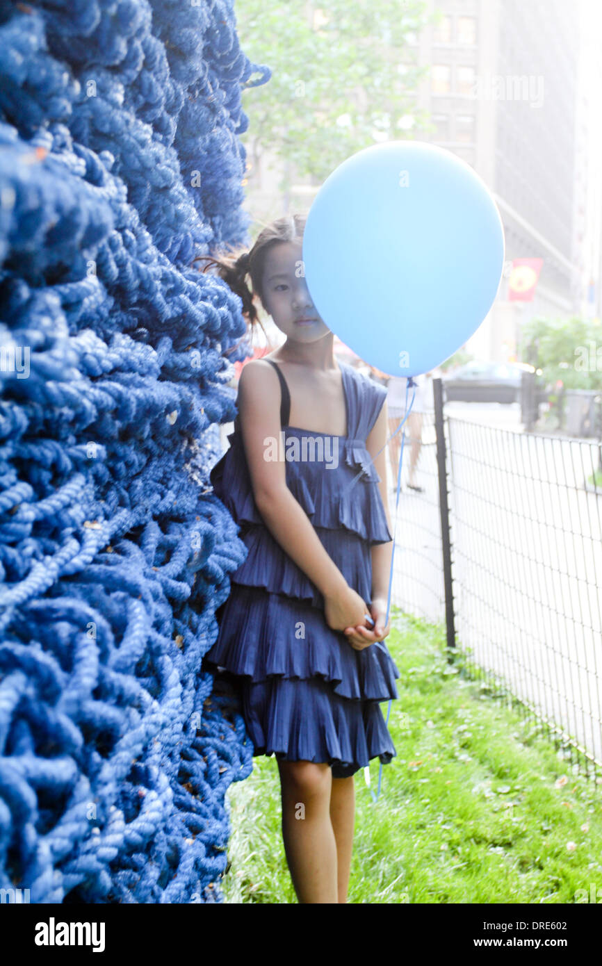 Junge asiatische Mädchen im blauen Kleid mit Ballon Stockfoto